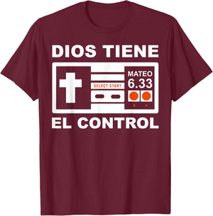 Dios Siempre Tiene el Control Mateo 6:33 T-Shirt - T-Shirt | Maroon