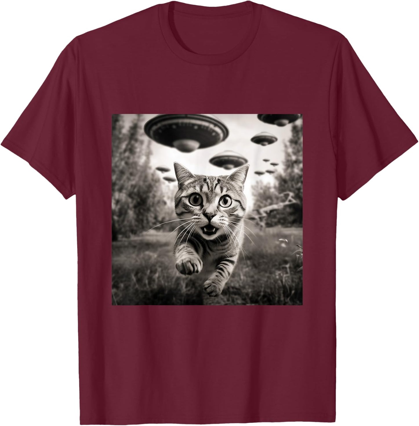 Funny Cat Running From Aliens Flying Saucer Spaceship Selfie T-Shirt - T-Shirt | Maroon