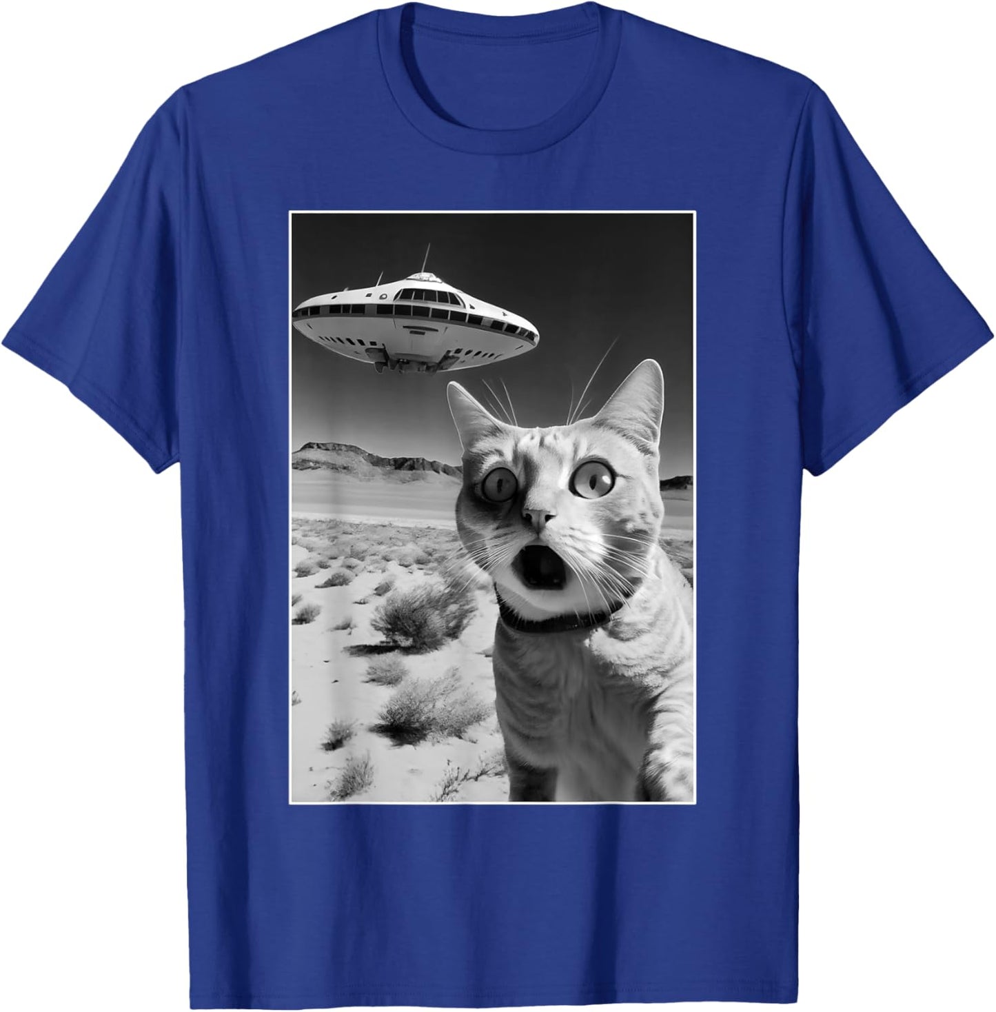 A cat taking a selfie with a ufo spaceship - funny pun meme Men Women Kids T-Shirt - T-Shirt | Royal
