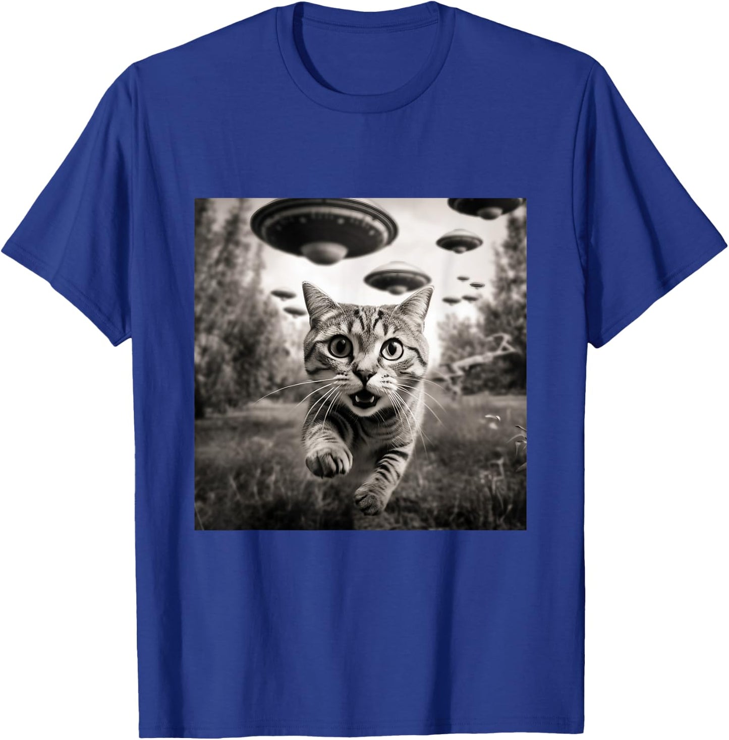 Funny Cat Running From Aliens Flying Saucer Spaceship Selfie T-Shirt - T-Shirt | Royal