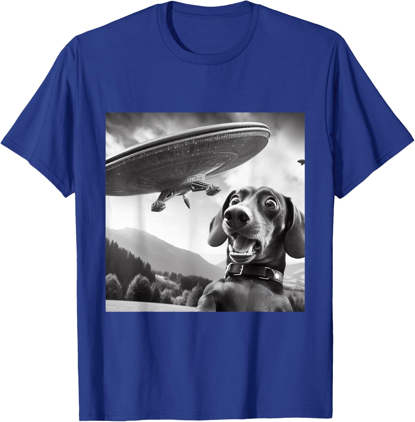 Wiener Dog Selfie With UFOs - Funny Flying Alien Dachshund T-Shirt - T-Shirt | Royal