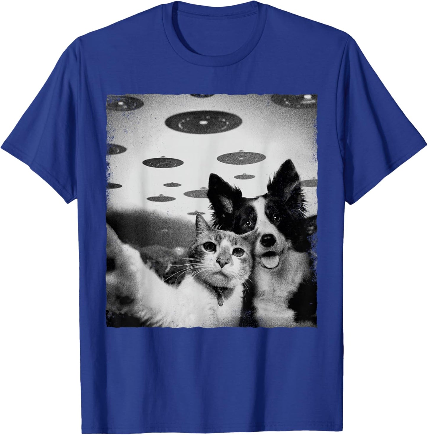 Funny Cat and Dog selfie with Alien UFO T-Shirt - T-Shirt | Royal