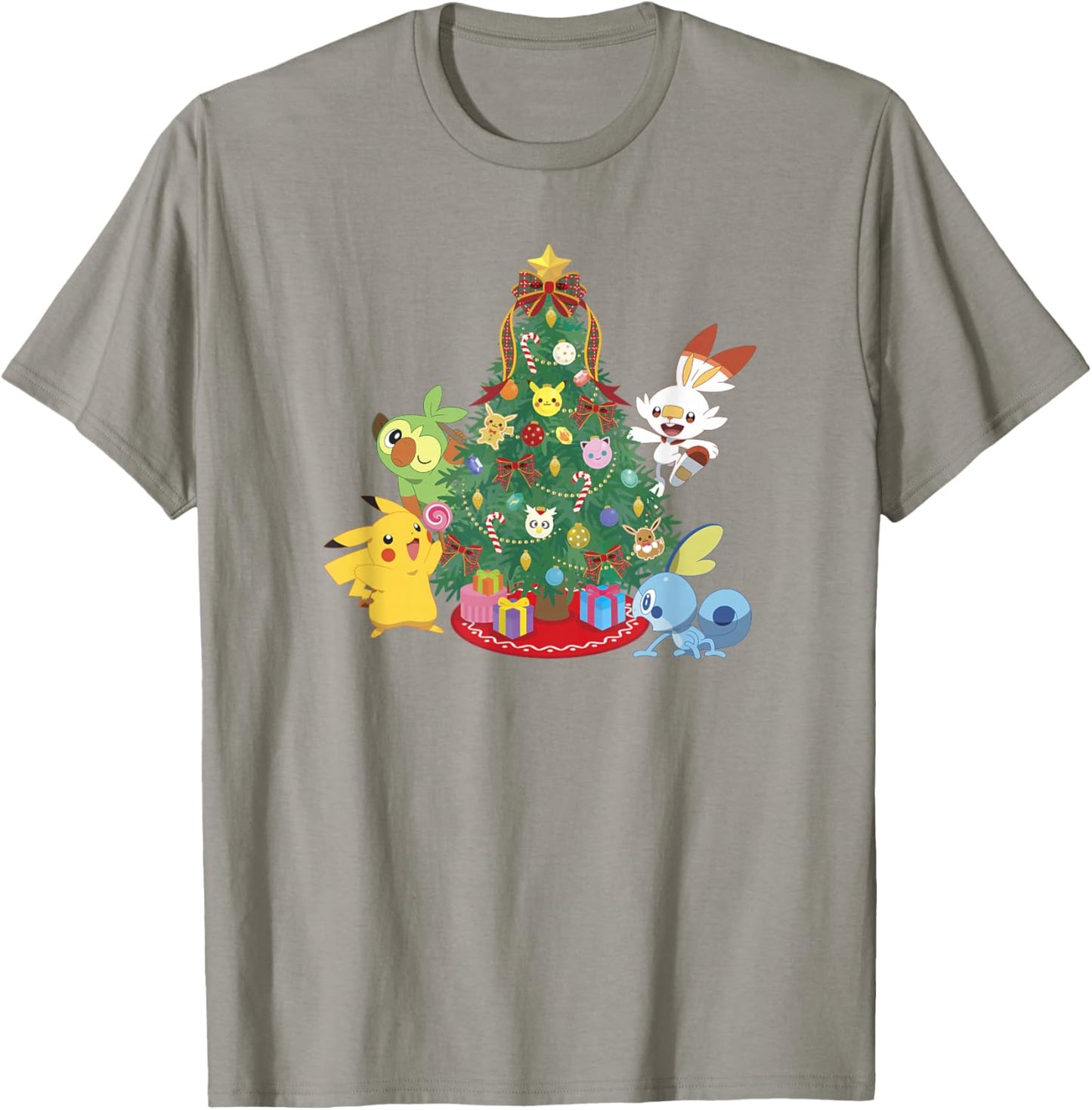 Pokémon Christmas Group Shot Decorating The Tree T-Shirt - T-Shirt | Sand
