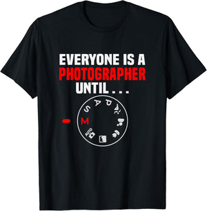 Fotografie Everyone is a Photographer until M Photographer T-Shirt - T-Shirt | Black