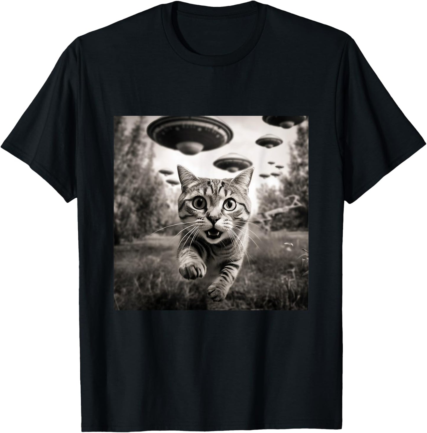 Funny Cat Running From Aliens Flying Saucer Spaceship Selfie T-Shirt - T-Shirt | Black