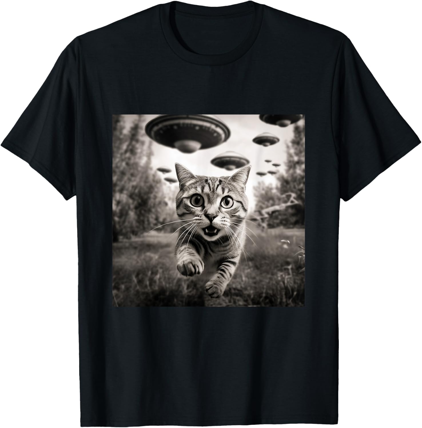 Funny Cat Running From Aliens Flying Saucer Spaceship Selfie T-Shirt - T-Shirt | Black