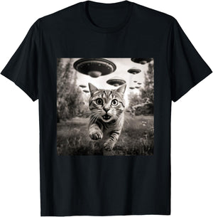 Funny Cat Running From Aliens Flying Saucer Spaceship Selfie T-Shirt - T-Shirt | Black
