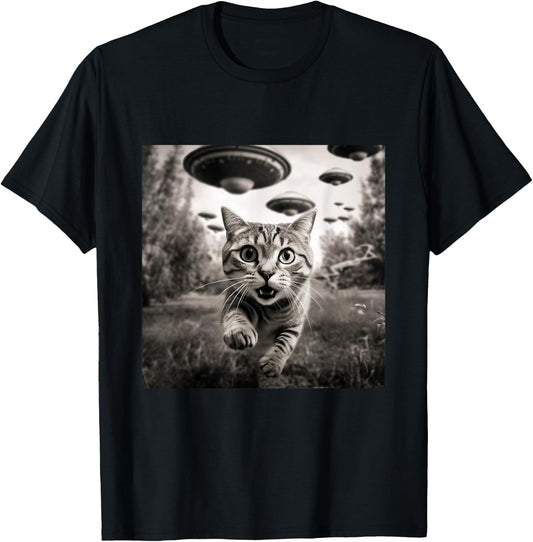 Funny Cat Running From Aliens Flying Saucer Spaceship Selfie T-Shirt - T-Shirt | Black